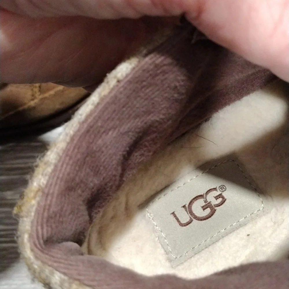 UGG kids brown suede and shearling foot bed ankle boots. Size 3